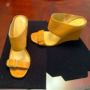 Ann Taylor Helene Wedge Mule - Color: Classic Tan - Size: 8.5 - 4 inches